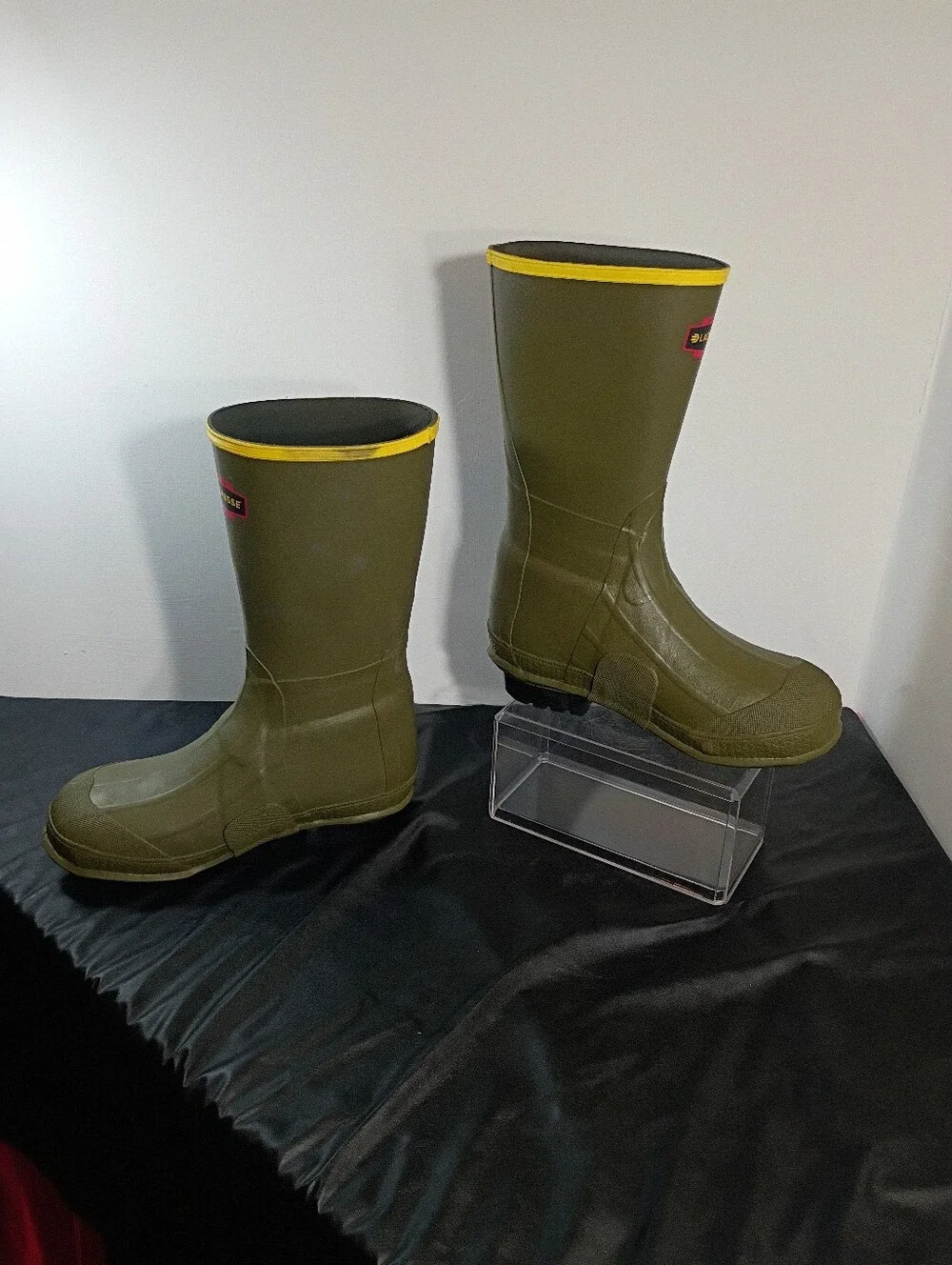 LaCrosse Mens SZ 7 Green Rubber Boots Rain,Farm, Waterproof .